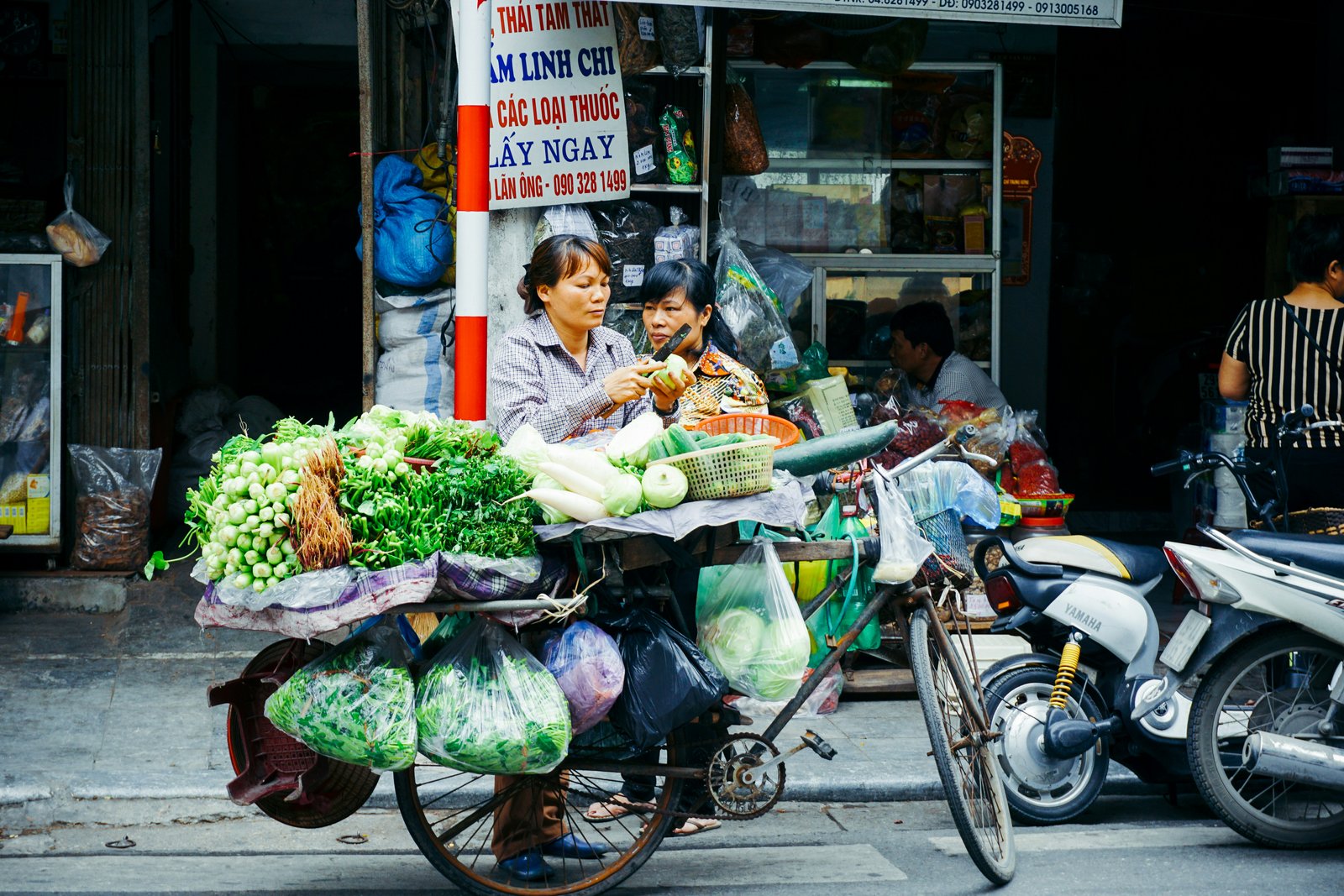 Safe travel practices in Vietnam local markets